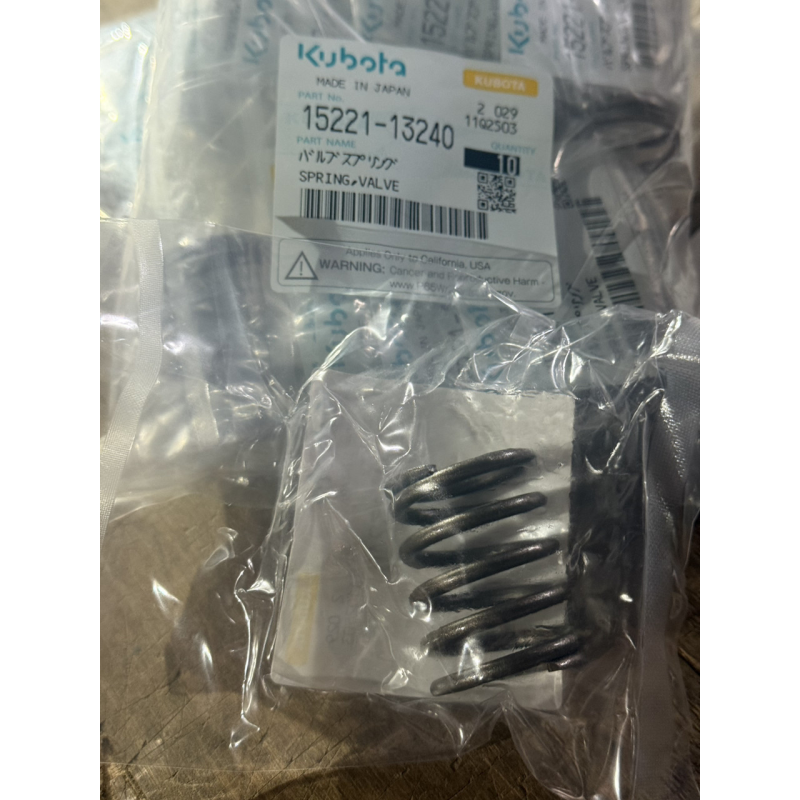 Пружина клапана Kubota V2203-V2403 оригінал - 15221-13240