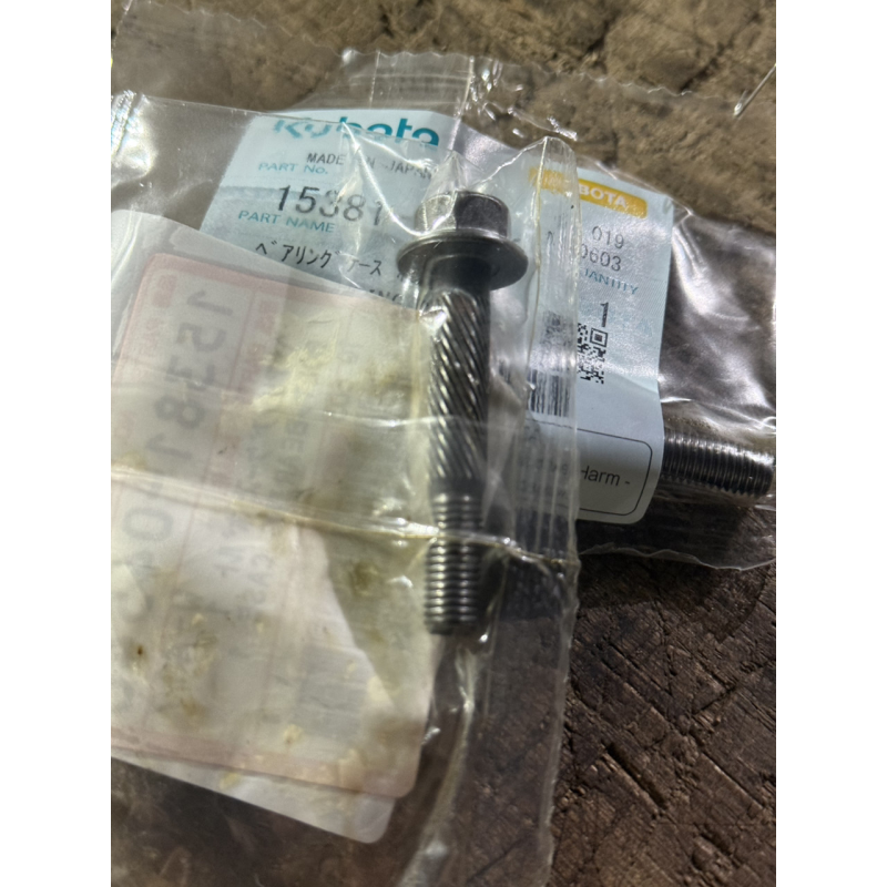 Болт корпуса підшипника Kubota D905 - 15381-04540 - оригінал Болт корпуса підшипника Kubota D905 - 15381-04540 - оригінал